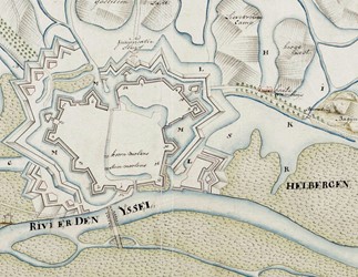 <p>Na 1702 werd aan de vesting van Zutphen een extra verdedigingslinie toegevoegd: de linie van Coehoorn. De hoornwerken aan de noordzijde van de stad maakten plaats voor lunetten. Het zuidelijk hoornwerk met omgrachting werd aangepast en uitgebreid. Op de kaart uit 1765 is ook het inundatiegebied weergegeven tussen het hoornwerk en de Emmerikseweg (Regionaal Archief Zutphen). </p>
